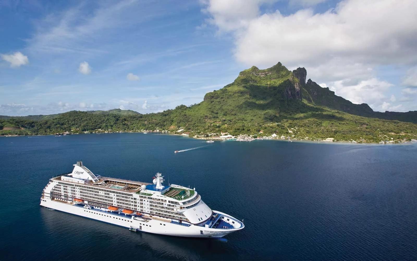 Nuestro buque, el MS Seven Seas Voyager, fondeando frente a la increíble isla de Bora Bora, en la Polinesia Francesa (Pacífico Sur) REGENT SEVEN SEAS CRUISES SEVEN SEAS VOYAGER REGENT CRUISES LUXURY CRUISES REGEN SEVEN SEAS CRUCEROS DE LUJO REGENT SEVEN SEAS VOYAGER CRUCEROS RSSC REGENT CRUISES #crucerosdelujo #luxurycruises #crucerosexclusivos #regentsevenseas #regentcruises #rssc #crucerosregent #sevenseasvoyager #regentvoyager #luxurycruises #crucerosdeluxe #crucerosdelujo #cruceroslujo #Polinesia #Crucerosdelujo
